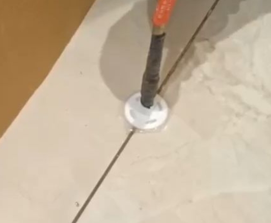 献县瓷砖空鼓维修公司专业解答瓷砖在铺贴过程中，如果没有涂抹均匀到位的粘结材料（如水泥砂浆或瓷砖胶），可能会导致以下问题